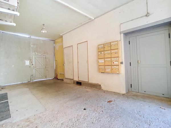 Dpt Sarthe (72), à vendre LA CHARTRE SUR LE LOIR immeuble- appartement de 89m²- batiment à rénover de 131m²