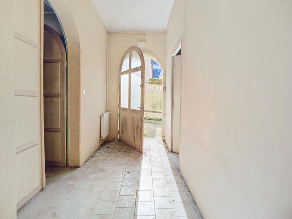 Dpt Sarthe (72), à vendre LA CHARTRE SUR LE LOIR immeuble- appartement de 89m²- batiment à rénover de 131m²