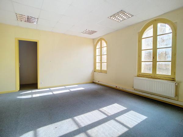 Dpt Sarthe (72), à vendre LA CHARTRE SUR LE LOIR immeuble- appartement de 89m²- batiment à rénover de 131m²