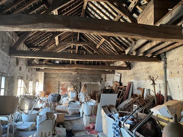 Dpt Sarthe (72), à vendre LA CHARTRE SUR LE LOIR immeuble- appartement de 89m²- batiment à rénover de 131m²