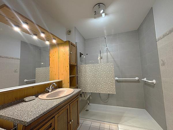 Appartement de 3 pièces très lumineux avec balcon, cave et garage, proche du centre de La Motte-Servolex