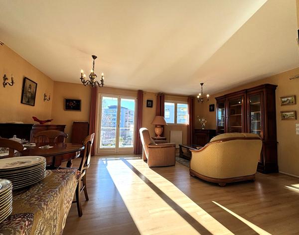 Appartement de 3 pièces très lumineux avec balcon, cave et garage, proche du centre de La Motte-Servolex