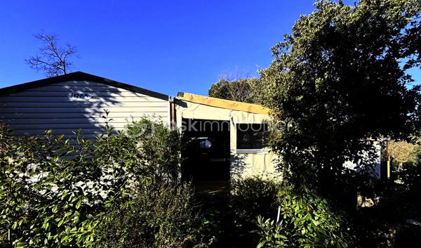 Dans un environnement privilégié, au sein d’un parc résidentiel de loisir idéalement situé à seulement 5 minutes des commerces et commodités de la zone d’activité du Fray Redon, venez découvrir ce superbe terrain d’environ 200 m² en pleine propriété. 

Le terrain, viabilisé et relié au tout-à-l’égout, accueille un mobil-home de 40 m² parfaitement aménagé et prêt à vivre (état proche du neuf !).

L’espace y est optimisé et confortable. Il se compose d’une pièce de vie lumineuse et fonctionnelle, de 3 chambres dont une avec dressing, de 2 salles d’eau, et de 2 WCs. Le tout est bien évidemment climatisé pour un confort en toute saison !

À l’extérieur, son atout charme est sa magnifique terrasse en bois entièrement couverte d’environ 40 m², avec cuisine d’été, parfaite pour recevoir famille et amis en toute saison.

Le Domaine de loisir est ouvert à l'année, entretenu et convivial. Les charges sont faibles et sa piscine est un agrément non négligeable ! Ce bien offre un compromis parfait entre confort et nature.

Une nouvelle opportunité présentée par Frédéric Kervarec à visiter sans tarder !