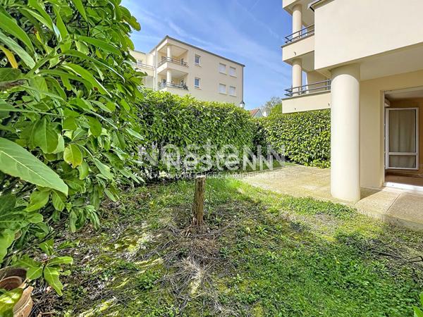 Appartement Fontenay Le Fleury 2 pièces de 49m² avec jardin-terrasse .