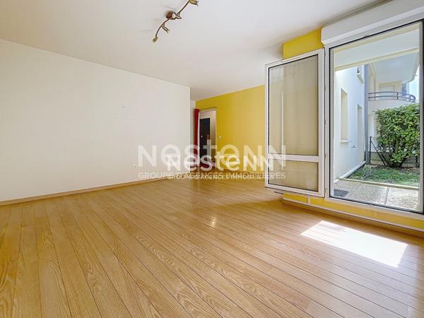Appartement Fontenay Le Fleury 2 pièces de 49m² avec jardin-terrasse .