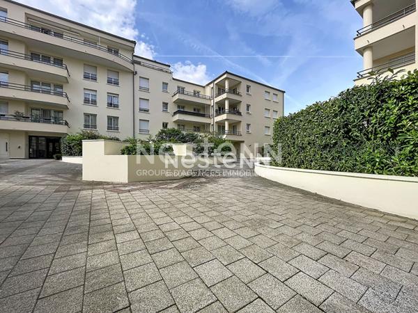 Appartement Fontenay Le Fleury 2 pièces de 49m² avec jardin-terrasse .