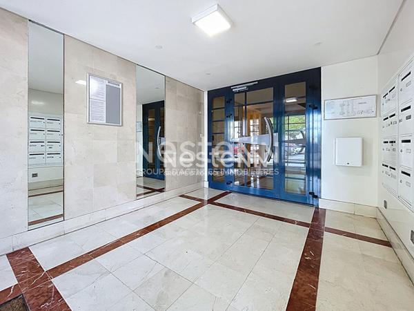 Appartement Fontenay Le Fleury 2 pièces de 49m² avec jardin-terrasse .