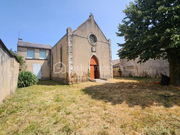 Situé au cœur de la commune de ROUILLE, cet ancien temple protestant, non classé, offre un caractère unique et un fort potentiel de transformation. L'absence de classement permet d'envisager librement les projets souhaités, sous réserve des autorisations d'urbanisme éventuelles.

L'ensemble se compose de deux parties distinctes :

L'ancienne salle de culte, vaste et lumineuse, offrant de très beaux volumes, idéale pour un projet d'habitation, d'atelier, de salle de réception, de profession libérale ou tout autre aménagement.
Une partie habitable indépendante, comprenant :

Au rez-de-chaussée :
Une pièce de vie avec cheminée,
Une cuisine,
Un WC.

À l'étage :
Un palier desservant trois chambres,
Une salle d'eau avec WC.

Deux anciens transepts, situés de part et d'autre de la salle principale, offrent des espaces complémentaires pouvant être aménagés selon vos besoins (bureau, atelier, rangement...).

À l'extérieur, vous profiterez :
d'un jardin clos sur l'avant,
d'une cour arrière avec préau,
de deux accès indépendants : un par la rue principale et un second par une rue située à l'arrière.

Cette configuration permet d'envisager aisément une division de la propriété afin de créer deux ensembles indépendants, ou de développer un projet mêlant habitation et activité professionnelle.

À noter :
Bien dépourvu de système de chauffage.
Ancien édifice religieux non classé, offrant une grande liberté d'aménagement.
Pas de taxe foncière sur cet ancien lieu de culte(exonéré) la nouvelle dépendra du futur projet.

Un bien rare, chargé d'histoire, qui séduira les amateurs de patrimoine et les porteurs de projets en quête d'un lieu atypique offrant de multiples possibilités.