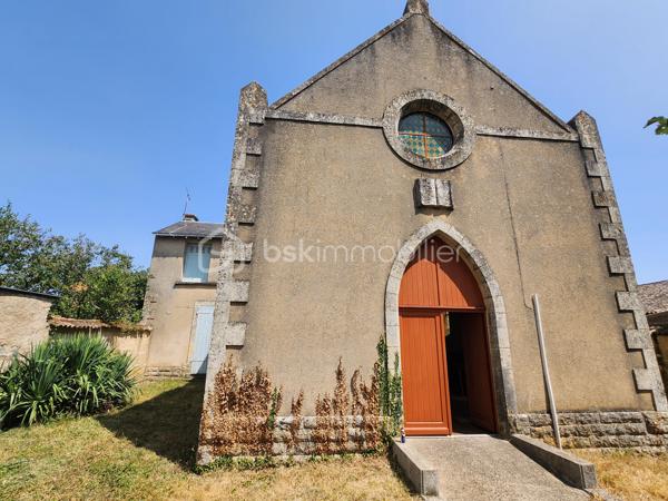 Situé au cœur de la commune de ROUILLE, cet ancien temple protestant, non classé, offre un caractère unique et un fort potentiel de transformation. L'absence de classement permet d'envisager librement les projets souhaités, sous réserve des autorisations d'urbanisme éventuelles.

L'ensemble se compose de deux parties distinctes :

L'ancienne salle de culte, vaste et lumineuse, offrant de très beaux volumes, idéale pour un projet d'habitation, d'atelier, de salle de réception, de profession libérale ou tout autre aménagement.
Une partie habitable indépendante, comprenant :

Au rez-de-chaussée :
Une pièce de vie avec cheminée,
Une cuisine,
Un WC.

À l'étage :
Un palier desservant trois chambres,
Une salle d'eau avec WC.

Deux anciens transepts, situés de part et d'autre de la salle principale, offrent des espaces complémentaires pouvant être aménagés selon vos besoins (bureau, atelier, rangement...).

À l'extérieur, vous profiterez :
d'un jardin clos sur l'avant,
d'une cour arrière avec préau,
de deux accès indépendants : un par la rue principale et un second par une rue située à l'arrière.

Cette configuration permet d'envisager aisément une division de la propriété afin de créer deux ensembles indépendants, ou de développer un projet mêlant habitation et activité professionnelle.

À noter :
Bien dépourvu de système de chauffage.
Ancien édifice religieux non classé, offrant une grande liberté d'aménagement.
Pas de taxe foncière sur cet ancien lieu de culte(exonéré) la nouvelle dépendra du futur projet.

Un bien rare, chargé d'histoire, qui séduira les amateurs de patrimoine et les porteurs de projets en quête d'un lieu atypique offrant de multiples possibilités.