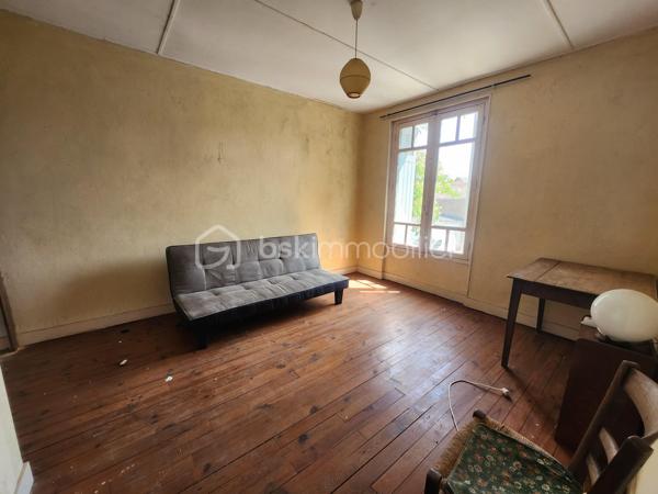 Situé au cœur de la commune de ROUILLE, cet ancien temple protestant, non classé, offre un caractère unique et un fort potentiel de transformation. L'absence de classement permet d'envisager librement les projets souhaités, sous réserve des autorisations d'urbanisme éventuelles.

L'ensemble se compose de deux parties distinctes :

L'ancienne salle de culte, vaste et lumineuse, offrant de très beaux volumes, idéale pour un projet d'habitation, d'atelier, de salle de réception, de profession libérale ou tout autre aménagement.
Une partie habitable indépendante, comprenant :

Au rez-de-chaussée :
Une pièce de vie avec cheminée,
Une cuisine,
Un WC.

À l'étage :
Un palier desservant trois chambres,
Une salle d'eau avec WC.

Deux anciens transepts, situés de part et d'autre de la salle principale, offrent des espaces complémentaires pouvant être aménagés selon vos besoins (bureau, atelier, rangement...).

À l'extérieur, vous profiterez :
d'un jardin clos sur l'avant,
d'une cour arrière avec préau,
de deux accès indépendants : un par la rue principale et un second par une rue située à l'arrière.

Cette configuration permet d'envisager aisément une division de la propriété afin de créer deux ensembles indépendants, ou de développer un projet mêlant habitation et activité professionnelle.

À noter :
Bien dépourvu de système de chauffage.
Ancien édifice religieux non classé, offrant une grande liberté d'aménagement.
Pas de taxe foncière sur cet ancien lieu de culte(exonéré) la nouvelle dépendra du futur projet.

Un bien rare, chargé d'histoire, qui séduira les amateurs de patrimoine et les porteurs de projets en quête d'un lieu atypique offrant de multiples possibilités.