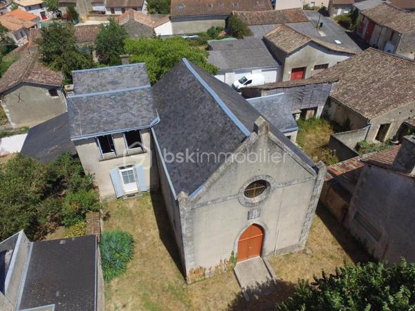 Situé au cœur de la commune de ROUILLE, cet ancien temple protestant, non classé, offre un caractère unique et un fort potentiel de transformation. L'absence de classement permet d'envisager librement les projets souhaités, sous réserve des autorisations d'urbanisme éventuelles.

L'ensemble se compose de deux parties distinctes :

L'ancienne salle de culte, vaste et lumineuse, offrant de très beaux volumes, idéale pour un projet d'habitation, d'atelier, de salle de réception, de profession libérale ou tout autre aménagement.
Une partie habitable indépendante, comprenant :

Au rez-de-chaussée :
Une pièce de vie avec cheminée,
Une cuisine,
Un WC.

À l'étage :
Un palier desservant trois chambres,
Une salle d'eau avec WC.

Deux anciens transepts, situés de part et d'autre de la salle principale, offrent des espaces complémentaires pouvant être aménagés selon vos besoins (bureau, atelier, rangement...).

À l'extérieur, vous profiterez :
d'un jardin clos sur l'avant,
d'une cour arrière avec préau,
de deux accès indépendants : un par la rue principale et un second par une rue située à l'arrière.

Cette configuration permet d'envisager aisément une division de la propriété afin de créer deux ensembles indépendants, ou de développer un projet mêlant habitation et activité professionnelle.

À noter :
Bien dépourvu de système de chauffage.
Ancien édifice religieux non classé, offrant une grande liberté d'aménagement.
Pas de taxe foncière sur cet ancien lieu de culte(exonéré) la nouvelle dépendra du futur projet.

Un bien rare, chargé d'histoire, qui séduira les amateurs de patrimoine et les porteurs de projets en quête d'un lieu atypique offrant de multiples possibilités.