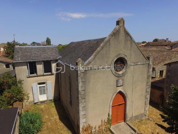 Situé au cœur de la commune de ROUILLE, cet ancien temple protestant, non classé, offre un caractère unique et un fort potentiel de transformation. L'absence de classement permet d'envisager librement les projets souhaités, sous réserve des autorisations d'urbanisme éventuelles.

L'ensemble se compose de deux parties distinctes :

L'ancienne salle de culte, vaste et lumineuse, offrant de très beaux volumes, idéale pour un projet d'habitation, d'atelier, de salle de réception, de profession libérale ou tout autre aménagement.
Une partie habitable indépendante, comprenant :

Au rez-de-chaussée :
Une pièce de vie avec cheminée,
Une cuisine,
Un WC.

À l'étage :
Un palier desservant trois chambres,
Une salle d'eau avec WC.

Deux anciens transepts, situés de part et d'autre de la salle principale, offrent des espaces complémentaires pouvant être aménagés selon vos besoins (bureau, atelier, rangement...).

À l'extérieur, vous profiterez :
d'un jardin clos sur l'avant,
d'une cour arrière avec préau,
de deux accès indépendants : un par la rue principale et un second par une rue située à l'arrière.

Cette configuration permet d'envisager aisément une division de la propriété afin de créer deux ensembles indépendants, ou de développer un projet mêlant habitation et activité professionnelle.

À noter :
Bien dépourvu de système de chauffage.
Ancien édifice religieux non classé, offrant une grande liberté d'aménagement.
Pas de taxe foncière sur cet ancien lieu de culte(exonéré) la nouvelle dépendra du futur projet.

Un bien rare, chargé d'histoire, qui séduira les amateurs de patrimoine et les porteurs de projets en quête d'un lieu atypique offrant de multiples possibilités.