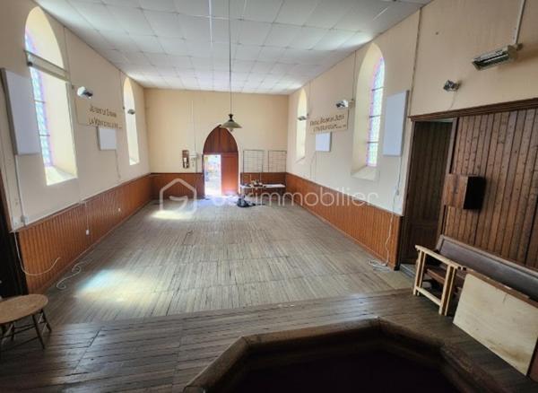 Situé au cœur de la commune de ROUILLE, cet ancien temple protestant, non classé, offre un caractère unique et un fort potentiel de transformation. L'absence de classement permet d'envisager librement les projets souhaités, sous réserve des autorisations d'urbanisme éventuelles.

L'ensemble se compose de deux parties distinctes :

L'ancienne salle de culte, vaste et lumineuse, offrant de très beaux volumes, idéale pour un projet d'habitation, d'atelier, de salle de réception, de profession libérale ou tout autre aménagement.
Une partie habitable indépendante, comprenant :

Au rez-de-chaussée :
Une pièce de vie avec cheminée,
Une cuisine,
Un WC.

À l'étage :
Un palier desservant trois chambres,
Une salle d'eau avec WC.

Deux anciens transepts, situés de part et d'autre de la salle principale, offrent des espaces complémentaires pouvant être aménagés selon vos besoins (bureau, atelier, rangement...).

À l'extérieur, vous profiterez :
d'un jardin clos sur l'avant,
d'une cour arrière avec préau,
de deux accès indépendants : un par la rue principale et un second par une rue située à l'arrière.

Cette configuration permet d'envisager aisément une division de la propriété afin de créer deux ensembles indépendants, ou de développer un projet mêlant habitation et activité professionnelle.

À noter :
Bien dépourvu de système de chauffage.
Ancien édifice religieux non classé, offrant une grande liberté d'aménagement.
Pas de taxe foncière sur cet ancien lieu de culte(exonéré) la nouvelle dépendra du futur projet.

Un bien rare, chargé d'histoire, qui séduira les amateurs de patrimoine et les porteurs de projets en quête d'un lieu atypique offrant de multiples possibilités.