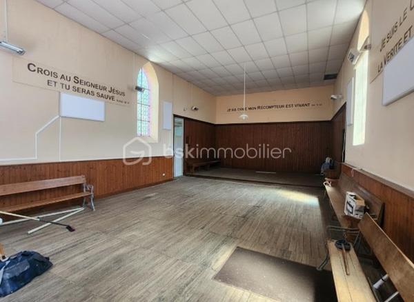 Situé au cœur de la commune de ROUILLE, cet ancien temple protestant, non classé, offre un caractère unique et un fort potentiel de transformation. L'absence de classement permet d'envisager librement les projets souhaités, sous réserve des autorisations d'urbanisme éventuelles.

L'ensemble se compose de deux parties distinctes :

L'ancienne salle de culte, vaste et lumineuse, offrant de très beaux volumes, idéale pour un projet d'habitation, d'atelier, de salle de réception, de profession libérale ou tout autre aménagement.
Une partie habitable indépendante, comprenant :

Au rez-de-chaussée :
Une pièce de vie avec cheminée,
Une cuisine,
Un WC.

À l'étage :
Un palier desservant trois chambres,
Une salle d'eau avec WC.

Deux anciens transepts, situés de part et d'autre de la salle principale, offrent des espaces complémentaires pouvant être aménagés selon vos besoins (bureau, atelier, rangement...).

À l'extérieur, vous profiterez :
d'un jardin clos sur l'avant,
d'une cour arrière avec préau,
de deux accès indépendants : un par la rue principale et un second par une rue située à l'arrière.

Cette configuration permet d'envisager aisément une division de la propriété afin de créer deux ensembles indépendants, ou de développer un projet mêlant habitation et activité professionnelle.

À noter :
Bien dépourvu de système de chauffage.
Ancien édifice religieux non classé, offrant une grande liberté d'aménagement.
Pas de taxe foncière sur cet ancien lieu de culte(exonéré) la nouvelle dépendra du futur projet.

Un bien rare, chargé d'histoire, qui séduira les amateurs de patrimoine et les porteurs de projets en quête d'un lieu atypique offrant de multiples possibilités.