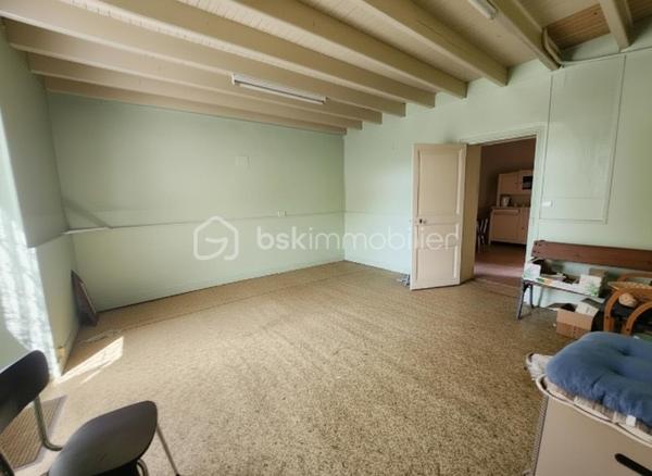 Situé au cœur de la commune de ROUILLE, cet ancien temple protestant, non classé, offre un caractère unique et un fort potentiel de transformation. L'absence de classement permet d'envisager librement les projets souhaités, sous réserve des autorisations d'urbanisme éventuelles.

L'ensemble se compose de deux parties distinctes :

L'ancienne salle de culte, vaste et lumineuse, offrant de très beaux volumes, idéale pour un projet d'habitation, d'atelier, de salle de réception, de profession libérale ou tout autre aménagement.
Une partie habitable indépendante, comprenant :

Au rez-de-chaussée :
Une pièce de vie avec cheminée,
Une cuisine,
Un WC.

À l'étage :
Un palier desservant trois chambres,
Une salle d'eau avec WC.

Deux anciens transepts, situés de part et d'autre de la salle principale, offrent des espaces complémentaires pouvant être aménagés selon vos besoins (bureau, atelier, rangement...).

À l'extérieur, vous profiterez :
d'un jardin clos sur l'avant,
d'une cour arrière avec préau,
de deux accès indépendants : un par la rue principale et un second par une rue située à l'arrière.

Cette configuration permet d'envisager aisément une division de la propriété afin de créer deux ensembles indépendants, ou de développer un projet mêlant habitation et activité professionnelle.

À noter :
Bien dépourvu de système de chauffage.
Ancien édifice religieux non classé, offrant une grande liberté d'aménagement.
Pas de taxe foncière sur cet ancien lieu de culte(exonéré) la nouvelle dépendra du futur projet.

Un bien rare, chargé d'histoire, qui séduira les amateurs de patrimoine et les porteurs de projets en quête d'un lieu atypique offrant de multiples possibilités.