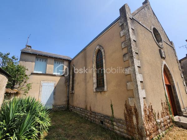 Situé au cœur de la commune de ROUILLE, cet ancien temple protestant, non classé, offre un caractère unique et un fort potentiel de transformation. L'absence de classement permet d'envisager librement les projets souhaités, sous réserve des autorisations d'urbanisme éventuelles.

L'ensemble se compose de deux parties distinctes :

L'ancienne salle de culte, vaste et lumineuse, offrant de très beaux volumes, idéale pour un projet d'habitation, d'atelier, de salle de réception, de profession libérale ou tout autre aménagement.
Une partie habitable indépendante, comprenant :

Au rez-de-chaussée :
Une pièce de vie avec cheminée,
Une cuisine,
Un WC.

À l'étage :
Un palier desservant trois chambres,
Une salle d'eau avec WC.

Deux anciens transepts, situés de part et d'autre de la salle principale, offrent des espaces complémentaires pouvant être aménagés selon vos besoins (bureau, atelier, rangement...).

À l'extérieur, vous profiterez :
d'un jardin clos sur l'avant,
d'une cour arrière avec préau,
de deux accès indépendants : un par la rue principale et un second par une rue située à l'arrière.

Cette configuration permet d'envisager aisément une division de la propriété afin de créer deux ensembles indépendants, ou de développer un projet mêlant habitation et activité professionnelle.

À noter :
Bien dépourvu de système de chauffage.
Ancien édifice religieux non classé, offrant une grande liberté d'aménagement.
Pas de taxe foncière sur cet ancien lieu de culte(exonéré) la nouvelle dépendra du futur projet.

Un bien rare, chargé d'histoire, qui séduira les amateurs de patrimoine et les porteurs de projets en quête d'un lieu atypique offrant de multiples possibilités.