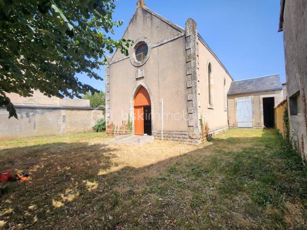 Situé au cœur de la commune de ROUILLE, cet ancien temple protestant, non classé, offre un caractère unique et un fort potentiel de transformation. L'absence de classement permet d'envisager librement les projets souhaités, sous réserve des autorisations d'urbanisme éventuelles.

L'ensemble se compose de deux parties distinctes :

L'ancienne salle de culte, vaste et lumineuse, offrant de très beaux volumes, idéale pour un projet d'habitation, d'atelier, de salle de réception, de profession libérale ou tout autre aménagement.
Une partie habitable indépendante, comprenant :

Au rez-de-chaussée :
Une pièce de vie avec cheminée,
Une cuisine,
Un WC.

À l'étage :
Un palier desservant trois chambres,
Une salle d'eau avec WC.

Deux anciens transepts, situés de part et d'autre de la salle principale, offrent des espaces complémentaires pouvant être aménagés selon vos besoins (bureau, atelier, rangement...).

À l'extérieur, vous profiterez :
d'un jardin clos sur l'avant,
d'une cour arrière avec préau,
de deux accès indépendants : un par la rue principale et un second par une rue située à l'arrière.

Cette configuration permet d'envisager aisément une division de la propriété afin de créer deux ensembles indépendants, ou de développer un projet mêlant habitation et activité professionnelle.

À noter :
Bien dépourvu de système de chauffage.
Ancien édifice religieux non classé, offrant une grande liberté d'aménagement.
Pas de taxe foncière sur cet ancien lieu de culte(exonéré) la nouvelle dépendra du futur projet.

Un bien rare, chargé d'histoire, qui séduira les amateurs de patrimoine et les porteurs de projets en quête d'un lieu atypique offrant de multiples possibilités.