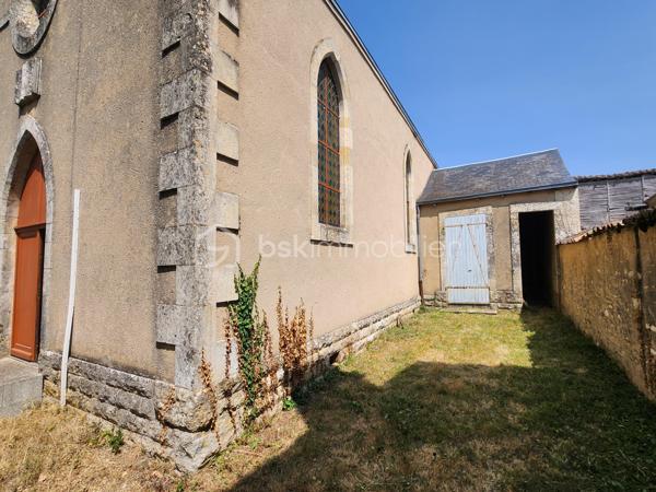 Situé au cœur de la commune de ROUILLE, cet ancien temple protestant, non classé, offre un caractère unique et un fort potentiel de transformation. L'absence de classement permet d'envisager librement les projets souhaités, sous réserve des autorisations d'urbanisme éventuelles.

L'ensemble se compose de deux parties distinctes :

L'ancienne salle de culte, vaste et lumineuse, offrant de très beaux volumes, idéale pour un projet d'habitation, d'atelier, de salle de réception, de profession libérale ou tout autre aménagement.
Une partie habitable indépendante, comprenant :

Au rez-de-chaussée :
Une pièce de vie avec cheminée,
Une cuisine,
Un WC.

À l'étage :
Un palier desservant trois chambres,
Une salle d'eau avec WC.

Deux anciens transepts, situés de part et d'autre de la salle principale, offrent des espaces complémentaires pouvant être aménagés selon vos besoins (bureau, atelier, rangement...).

À l'extérieur, vous profiterez :
d'un jardin clos sur l'avant,
d'une cour arrière avec préau,
de deux accès indépendants : un par la rue principale et un second par une rue située à l'arrière.

Cette configuration permet d'envisager aisément une division de la propriété afin de créer deux ensembles indépendants, ou de développer un projet mêlant habitation et activité professionnelle.

À noter :
Bien dépourvu de système de chauffage.
Ancien édifice religieux non classé, offrant une grande liberté d'aménagement.
Pas de taxe foncière sur cet ancien lieu de culte(exonéré) la nouvelle dépendra du futur projet.

Un bien rare, chargé d'histoire, qui séduira les amateurs de patrimoine et les porteurs de projets en quête d'un lieu atypique offrant de multiples possibilités.