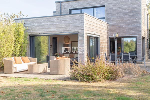 Belle maison en bois contemporaine et son jardin paysagé