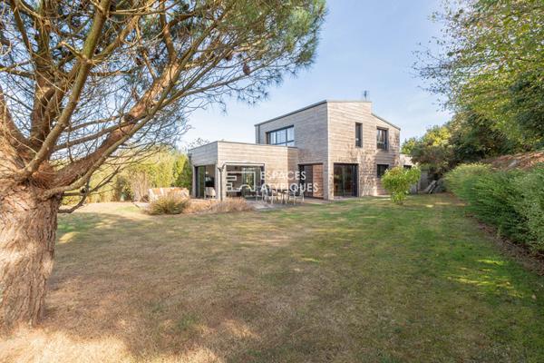 Belle maison en bois contemporaine et son jardin paysagé