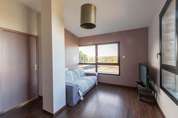 Belle maison en bois contemporaine et son jardin paysagé