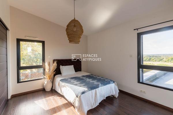 Belle maison en bois contemporaine et son jardin paysagé