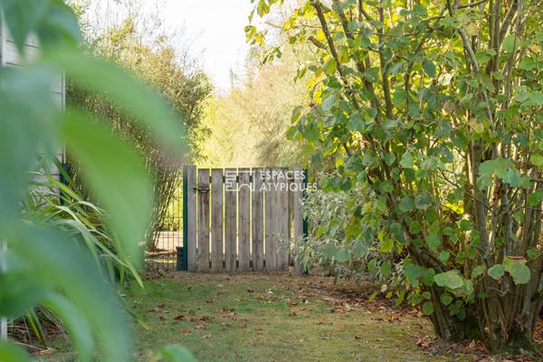 Belle maison en bois contemporaine et son jardin paysagé