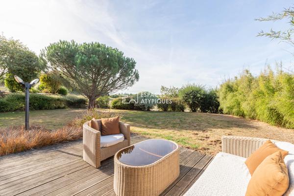 Belle maison en bois contemporaine et son jardin paysagé