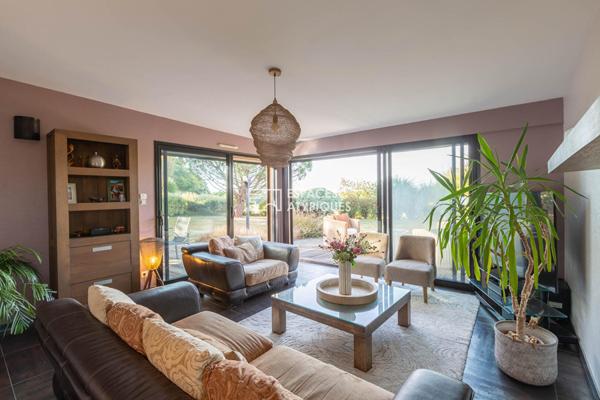 Belle maison en bois contemporaine et son jardin paysagé