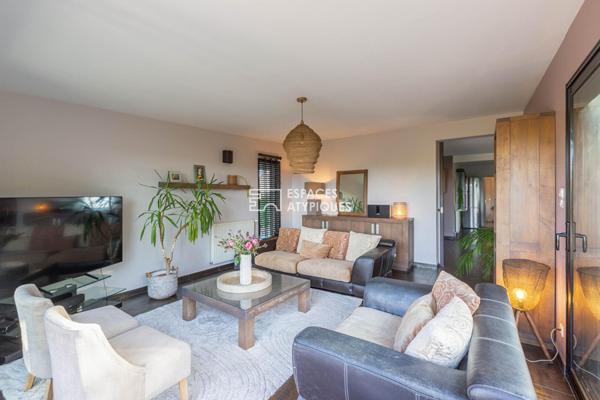 Belle maison en bois contemporaine et son jardin paysagé