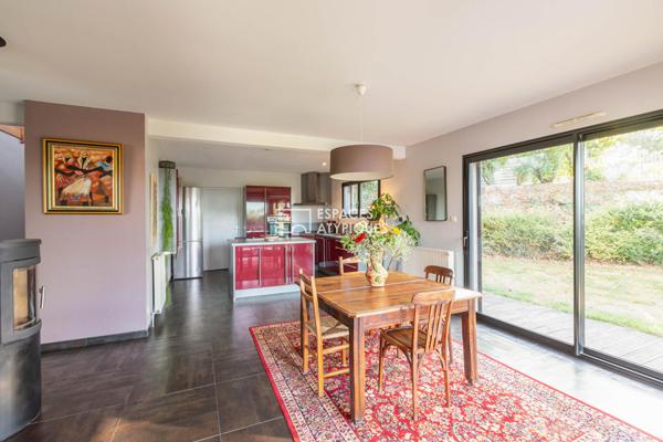 Belle maison en bois contemporaine et son jardin paysagé