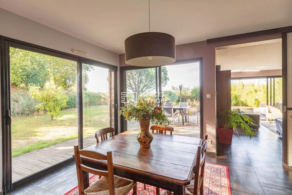 Belle maison en bois contemporaine et son jardin paysagé