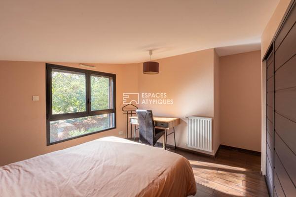 Belle maison en bois contemporaine et son jardin paysagé