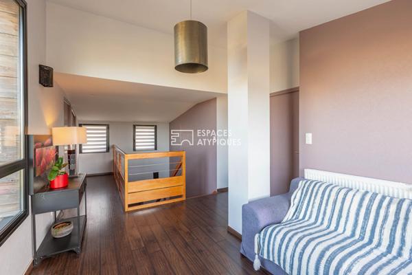 Belle maison en bois contemporaine et son jardin paysagé