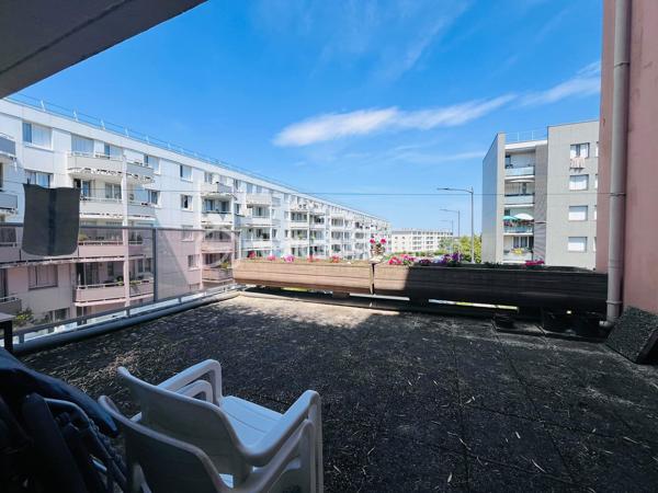 À proximité immédiate de la gare, des écoles et de l’ensemble des commodités, découvrez cet agréable appartement T3 de 78 m² situé au 1er étage d’un immeuble.
Il se compose d’une entrée, d’un cellier, d’un vaste séjour avec espace salon et salle à manger, d’une cuisine aménagée, de deux chambres, d’une salle de bains et d’un WC indépendant.
À l’origine, l’appartement disposait de trois chambres. L’une d’elles a été supprimée afin d’agrandir considérablement la pièce de vie. Il est toutefois possible de recréer facilement une troisième chambre selon vos besoins et votre projet.
Vous profiterez également d’une agréable terrasse, idéale pour les beaux jours, ainsi que d’une place de parking privative.
Un local de stockage complète ce bien.
Un appartement offrant de beaux volumes et un potentiel d’aménagement intéressant

Certaines photos présentent des idées d’aménagement réalisées à l’aide de l’intelligence artificielle, proposées uniquement à titre illustratif afin de vous aider à vous projeter dans les espaces.