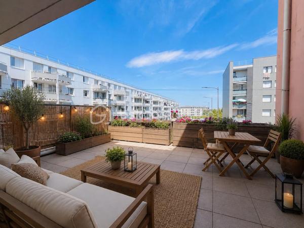 À proximité immédiate de la gare, des écoles et de l’ensemble des commodités, découvrez cet agréable appartement T3 de 78 m² situé au 1er étage d’un immeuble.
Il se compose d’une entrée, d’un cellier, d’un vaste séjour avec espace salon et salle à manger, d’une cuisine aménagée, de deux chambres, d’une salle de bains et d’un WC indépendant.
À l’origine, l’appartement disposait de trois chambres. L’une d’elles a été supprimée afin d’agrandir considérablement la pièce de vie. Il est toutefois possible de recréer facilement une troisième chambre selon vos besoins et votre projet.
Vous profiterez également d’une agréable terrasse, idéale pour les beaux jours, ainsi que d’une place de parking privative.
Un local de stockage complète ce bien.
Un appartement offrant de beaux volumes et un potentiel d’aménagement intéressant

Certaines photos présentent des idées d’aménagement réalisées à l’aide de l’intelligence artificielle, proposées uniquement à titre illustratif afin de vous aider à vous projeter dans les espaces.
