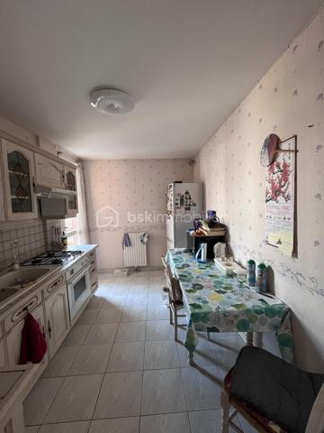 À proximité immédiate de la gare, des écoles et de l’ensemble des commodités, découvrez cet agréable appartement T3 de 78 m² situé au 1er étage d’un immeuble.
Il se compose d’une entrée, d’un cellier, d’un vaste séjour avec espace salon et salle à manger, d’une cuisine aménagée, de deux chambres, d’une salle de bains et d’un WC indépendant.
À l’origine, l’appartement disposait de trois chambres. L’une d’elles a été supprimée afin d’agrandir considérablement la pièce de vie. Il est toutefois possible de recréer facilement une troisième chambre selon vos besoins et votre projet.
Vous profiterez également d’une agréable terrasse, idéale pour les beaux jours, ainsi que d’une place de parking privative.
Un local de stockage complète ce bien.
Un appartement offrant de beaux volumes et un potentiel d’aménagement intéressant

Certaines photos présentent des idées d’aménagement réalisées à l’aide de l’intelligence artificielle, proposées uniquement à titre illustratif afin de vous aider à vous projeter dans les espaces.