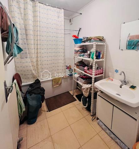 À proximité immédiate de la gare, des écoles et de l’ensemble des commodités, découvrez cet agréable appartement T3 de 78 m² situé au 1er étage d’un immeuble.
Il se compose d’une entrée, d’un cellier, d’un vaste séjour avec espace salon et salle à manger, d’une cuisine aménagée, de deux chambres, d’une salle de bains et d’un WC indépendant.
À l’origine, l’appartement disposait de trois chambres. L’une d’elles a été supprimée afin d’agrandir considérablement la pièce de vie. Il est toutefois possible de recréer facilement une troisième chambre selon vos besoins et votre projet.
Vous profiterez également d’une agréable terrasse, idéale pour les beaux jours, ainsi que d’une place de parking privative.
Un local de stockage complète ce bien.
Un appartement offrant de beaux volumes et un potentiel d’aménagement intéressant

Certaines photos présentent des idées d’aménagement réalisées à l’aide de l’intelligence artificielle, proposées uniquement à titre illustratif afin de vous aider à vous projeter dans les espaces.