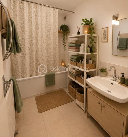 À proximité immédiate de la gare, des écoles et de l’ensemble des commodités, découvrez cet agréable appartement T3 de 78 m² situé au 1er étage d’un immeuble.
Il se compose d’une entrée, d’un cellier, d’un vaste séjour avec espace salon et salle à manger, d’une cuisine aménagée, de deux chambres, d’une salle de bains et d’un WC indépendant.
À l’origine, l’appartement disposait de trois chambres. L’une d’elles a été supprimée afin d’agrandir considérablement la pièce de vie. Il est toutefois possible de recréer facilement une troisième chambre selon vos besoins et votre projet.
Vous profiterez également d’une agréable terrasse, idéale pour les beaux jours, ainsi que d’une place de parking privative.
Un local de stockage complète ce bien.
Un appartement offrant de beaux volumes et un potentiel d’aménagement intéressant

Certaines photos présentent des idées d’aménagement réalisées à l’aide de l’intelligence artificielle, proposées uniquement à titre illustratif afin de vous aider à vous projeter dans les espaces.