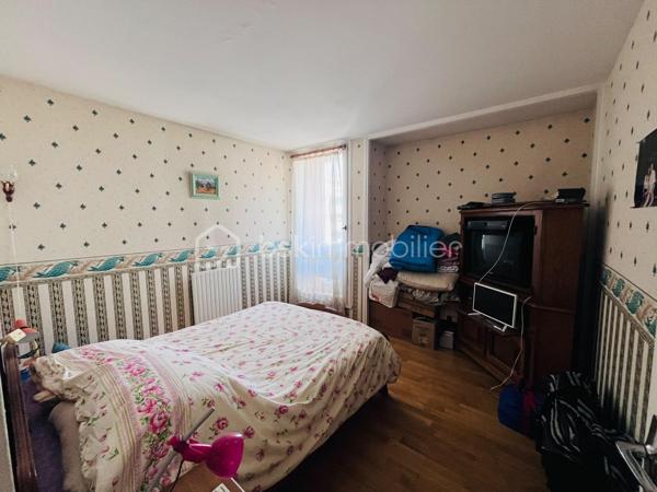 À proximité immédiate de la gare, des écoles et de l’ensemble des commodités, découvrez cet agréable appartement T3 de 78 m² situé au 1er étage d’un immeuble.
Il se compose d’une entrée, d’un cellier, d’un vaste séjour avec espace salon et salle à manger, d’une cuisine aménagée, de deux chambres, d’une salle de bains et d’un WC indépendant.
À l’origine, l’appartement disposait de trois chambres. L’une d’elles a été supprimée afin d’agrandir considérablement la pièce de vie. Il est toutefois possible de recréer facilement une troisième chambre selon vos besoins et votre projet.
Vous profiterez également d’une agréable terrasse, idéale pour les beaux jours, ainsi que d’une place de parking privative.
Un local de stockage complète ce bien.
Un appartement offrant de beaux volumes et un potentiel d’aménagement intéressant

Certaines photos présentent des idées d’aménagement réalisées à l’aide de l’intelligence artificielle, proposées uniquement à titre illustratif afin de vous aider à vous projeter dans les espaces.