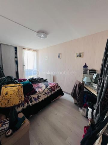 À proximité immédiate de la gare, des écoles et de l’ensemble des commodités, découvrez cet agréable appartement T3 de 78 m² situé au 1er étage d’un immeuble.
Il se compose d’une entrée, d’un cellier, d’un vaste séjour avec espace salon et salle à manger, d’une cuisine aménagée, de deux chambres, d’une salle de bains et d’un WC indépendant.
À l’origine, l’appartement disposait de trois chambres. L’une d’elles a été supprimée afin d’agrandir considérablement la pièce de vie. Il est toutefois possible de recréer facilement une troisième chambre selon vos besoins et votre projet.
Vous profiterez également d’une agréable terrasse, idéale pour les beaux jours, ainsi que d’une place de parking privative.
Un local de stockage complète ce bien.
Un appartement offrant de beaux volumes et un potentiel d’aménagement intéressant

Certaines photos présentent des idées d’aménagement réalisées à l’aide de l’intelligence artificielle, proposées uniquement à titre illustratif afin de vous aider à vous projeter dans les espaces.