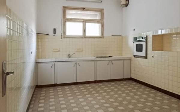 Maison à vendre    9 pièces •  Laudun-l'Ardoise