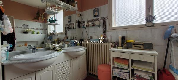 Maison à rafraichir à MIGNE-AUXANCES. 3 chambres. , Migne auxances