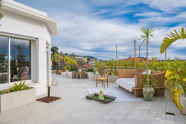 Penthouse avec grande terrasse dominant la ville