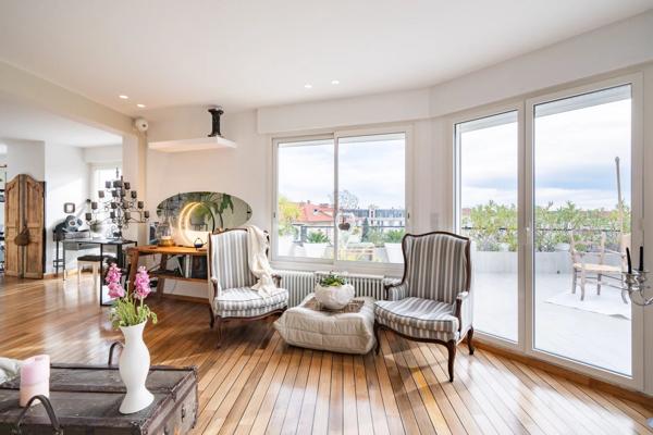 Penthouse avec grande terrasse dominant la ville