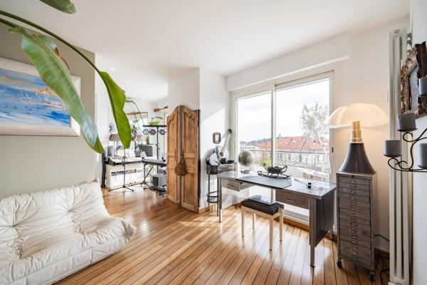 Penthouse avec grande terrasse dominant la ville