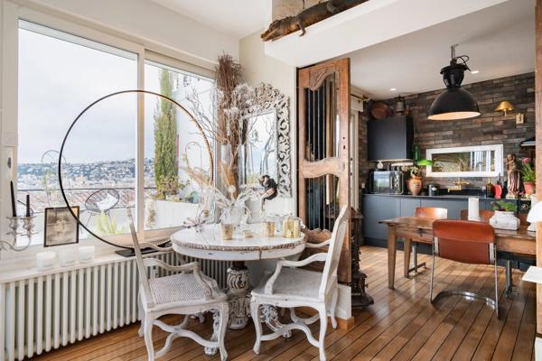 Penthouse avec grande terrasse dominant la ville