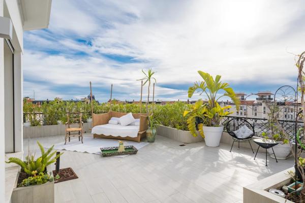 Penthouse avec grande terrasse dominant la ville