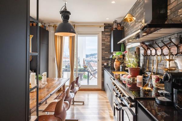 Penthouse avec grande terrasse dominant la ville