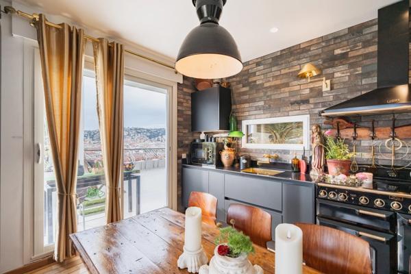 Penthouse avec grande terrasse dominant la ville